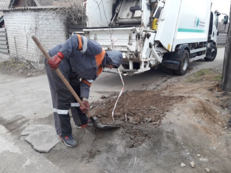В частном секторе Мариуполя мусоровоз провалился в яму (ФОТО)