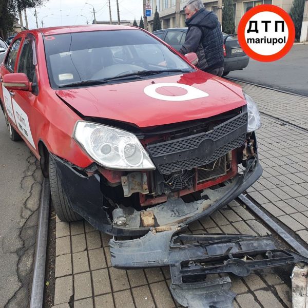 Ирония судьбы: в Мариуполе автомобиль с наклейкой «ДТП» попал в аварию