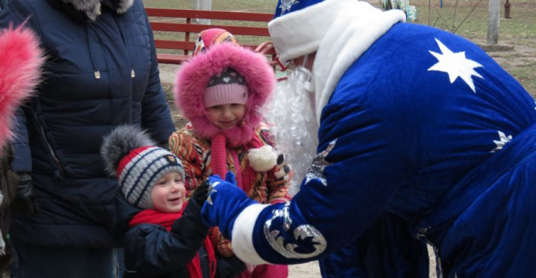 Святой Николай принес в Мариуполь новогодний сюрприз - новые детские площадки (ФОТО)