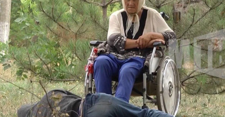 Без крыши над головой: в Мариуполе бабушка с внуком несколько месяцев живут на улице (ВИДЕО)