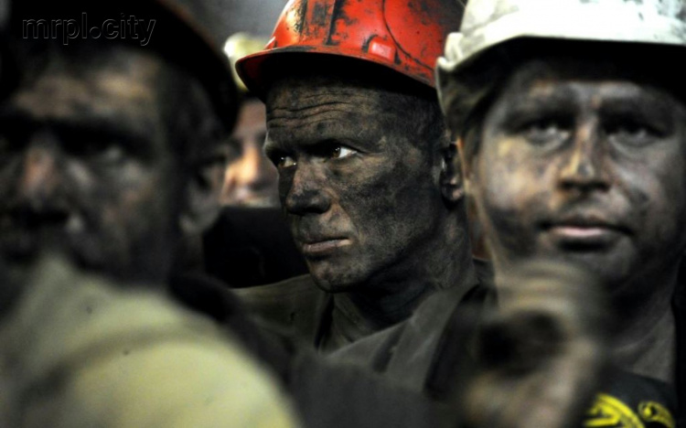 Обрушение шахты на Донбассе: под землей все еще заблокированы два горняка