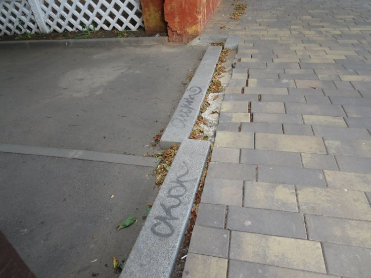 У городского лицея в центре Мариуполя рассыпается кладка нового тротуара (ФОТОФАКТ)