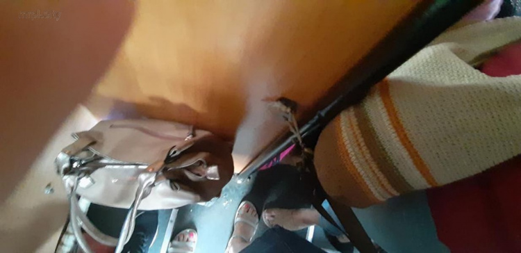 Лайфхак по-мариупольски: водитель маршрутки оградил себя от пассажиров (ФОТО)