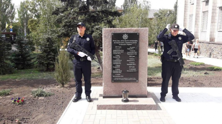 В Мариуполе почтили память погибших за годы войны полицейских (ФОТОФАКТ)
