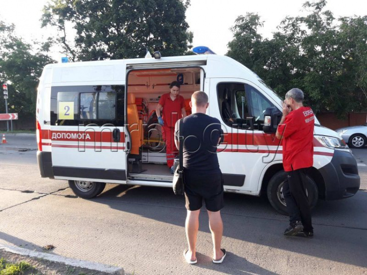 Лобовое столкновение: трое человек пострадали в ДТП неподалеку Мариуполя