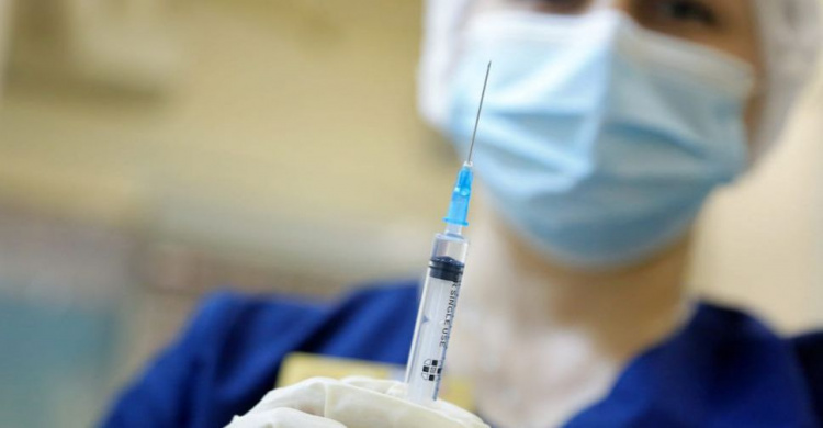 В Украине расширят перечень профессий для обязательной вакцинации. Почему в нем нет медиков?