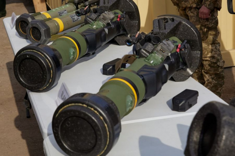 Президент Украины осмотрел новейшее вооружение на передовой в Донбассе