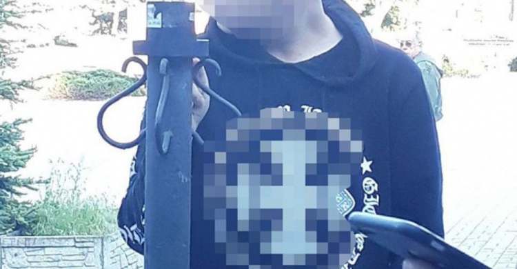 В Мариуполе несовершеннолетние вандалы разбили плафоны на площади Воинов-освободителей (ФОТО)
