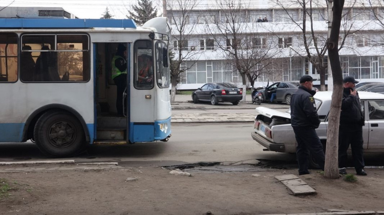 В Мариуполе троллейбус столкнулся c полицейским автомобилем (ФОТО)