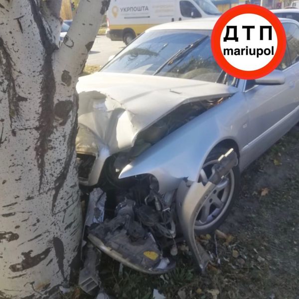 На мариупольском проспекте произошли две аварии: повреждены три автомобиля и дерево