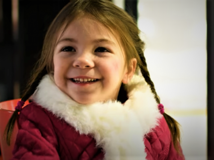 Четырехлетняя мариупольчанка поздравила земляков новогодней авторской песней
