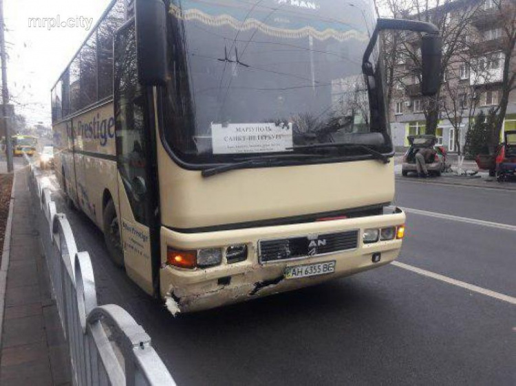 Лобовое столкновение: в Мариуполе такси протаранило рейсовый автобус (ФОТО)
