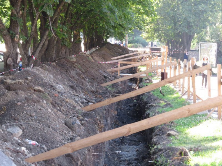 На площади Свободы в Мариуполе закопали 416 метров антикоррозийной трубы (ФОТО)