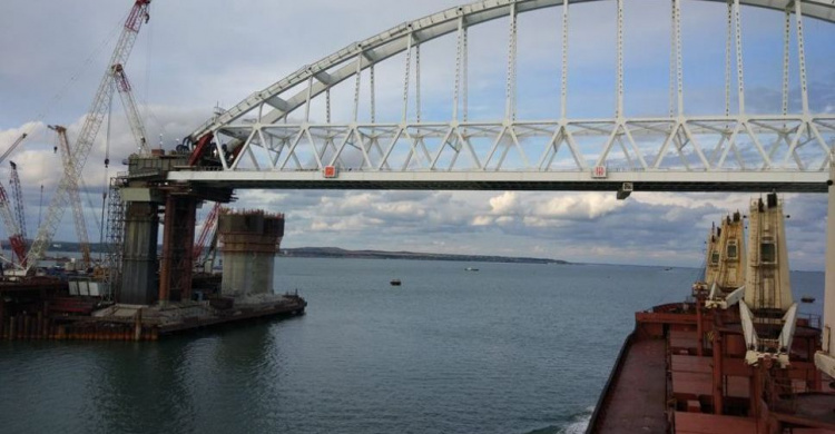Чтобы пройти под Керченским мостом, судну из Мариуполя укоротили мачту (ФОТО)