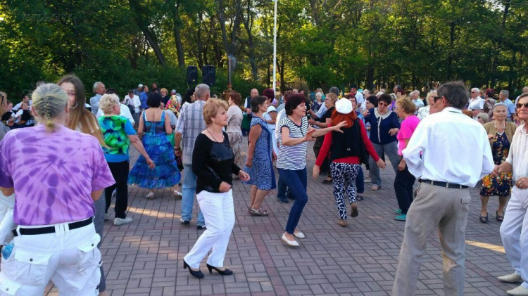 Мариупольские пенсионеры танцами «встряхнули» Городской сад (ФОТО+ВИДЕО)