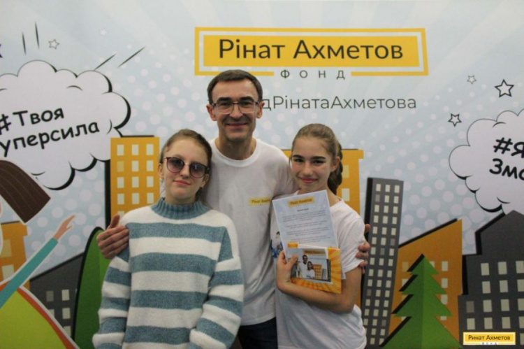 Акция «Ринат Ахметов – Детям!» познакомила детвору из Славянска с популярными профессиями