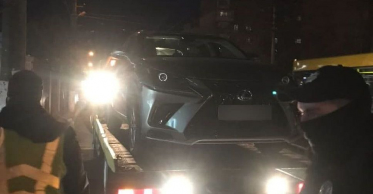 В Мариуполе у пьяного водителя эвакуировали «Lexus»