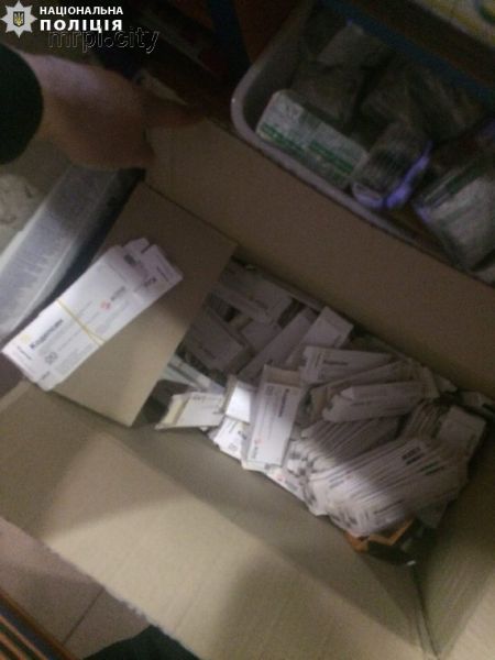 Полиция «накрыла» аптеку, незаконно торговавшую в Мариуполе наркосодержащими средствами (ФОТО)