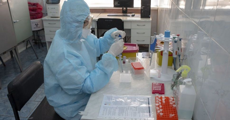 Фонд Рината Ахметова передал мариупольским медикам оборудование для выявления коронавируса (ФОТО)