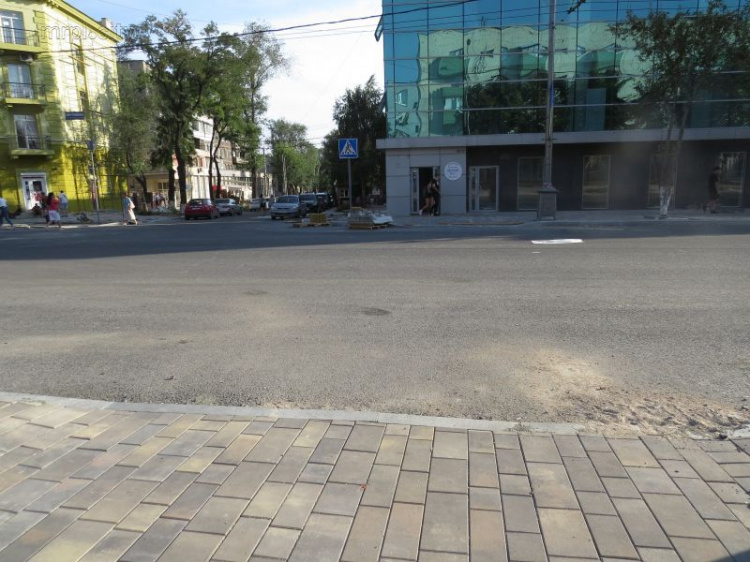 Яркие тактильные панели начали укладывать на обновляемом главном проспекте Мариуполя (ФОТОФАКТ)