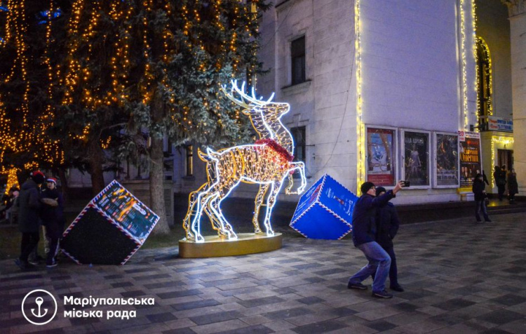 Тысячи огней и атмосфера сказки: фотографии новогоднего Мариуполя (ФОТО)