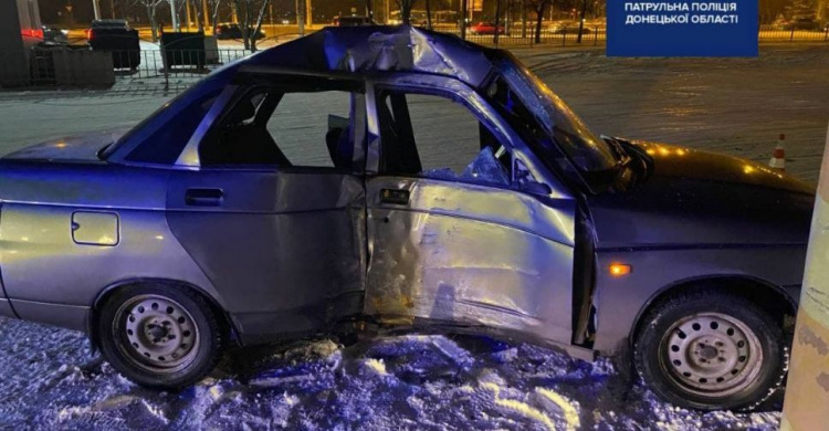 Помятое железо и пострадавшие: в Мариуполе автомобиль занесло в столб