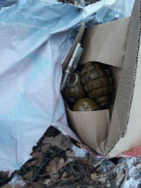 На Донетчине предотвратили диверсию на трассе - обнаружена закладка боеприпасов и взрывчатки