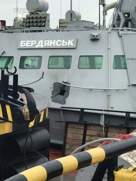 Россия передала Украине корабли, захваченные на пути в Мариуполь (ФОТО)