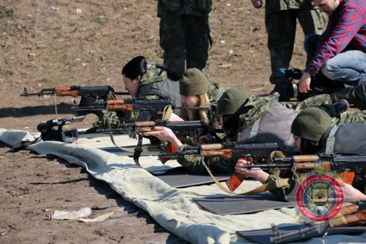 Под Мариуполем женщины-офицеры стреляли из Калашникова и бежали марш-бросок (ФОТО)