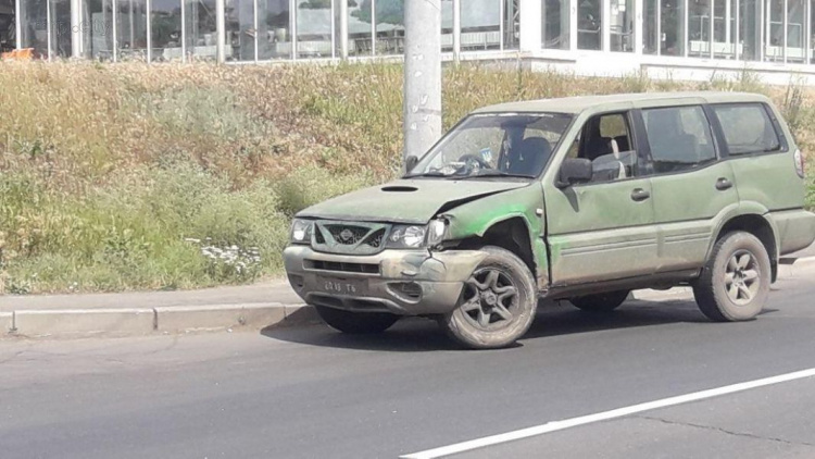  В Мариуполе машина с военными протаранила гражданскую легковушку (ФОТО)