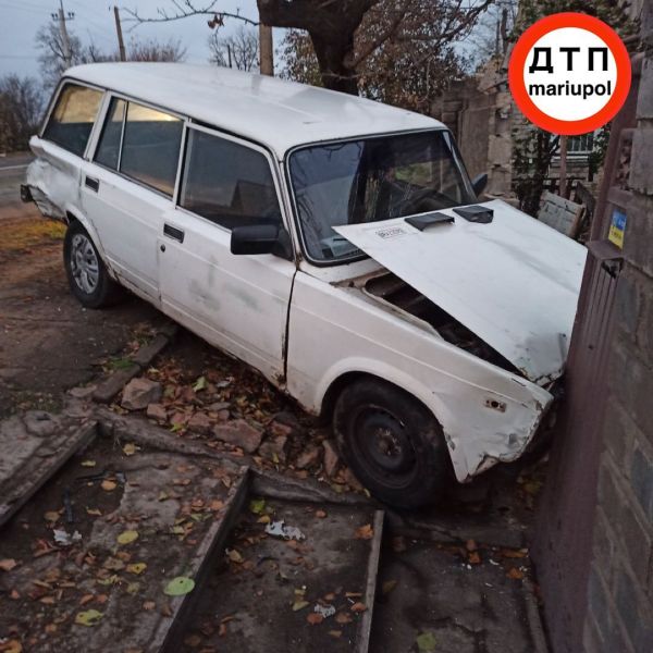 В Мариуполе водитель врезался в авто, снес забор у дома и сбежал, бросив машину