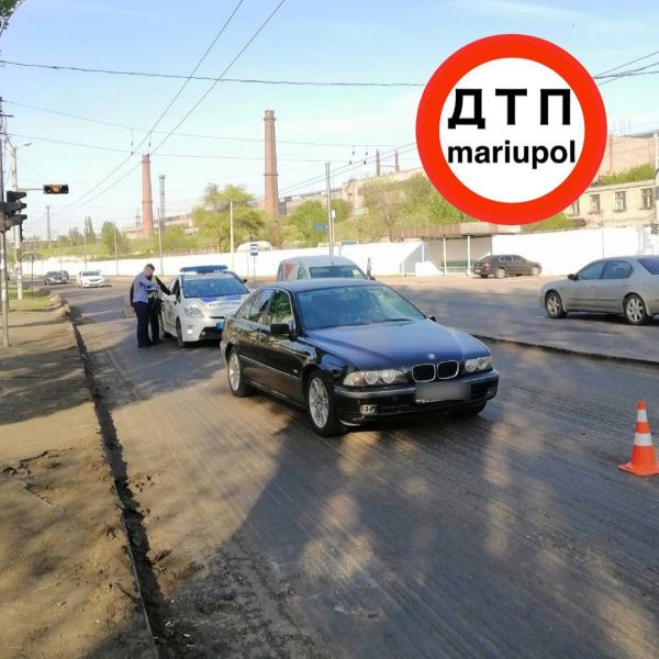 Водитель «BMW» сбил пешехода, а таксист – врезался в легковушку: череда ДТП в Мариуполе