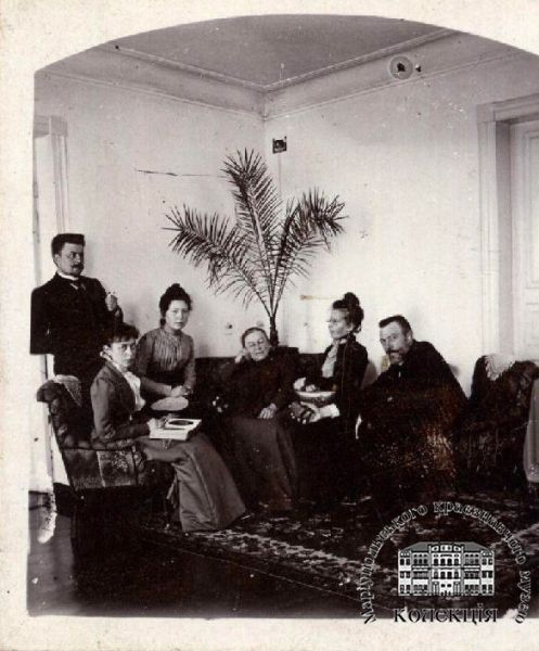 Валентина Епифановна (слева) и Василий Иванович (справа) Остославские в семейном кругу семьи Иващенко.