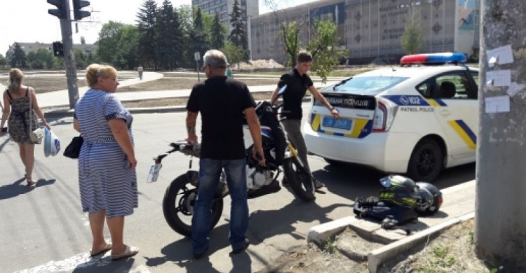 В Мариуполе мотоцикл BMW протаранил джип Ssang Yong (ФОТОФАКТ)