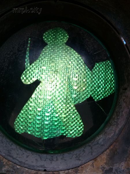 В Мариуполе появился светофорный рыцарь (ФОТОФАКТ)