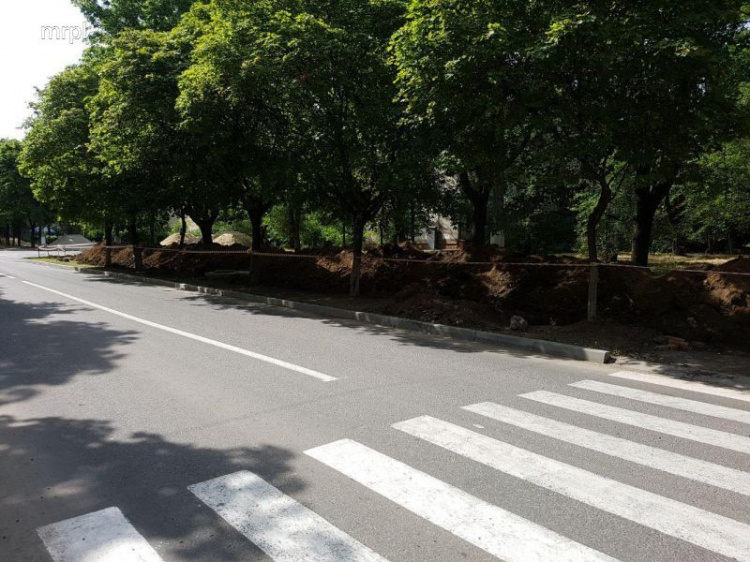 Возле памятника жертвам фашизма в Мариуполе разрыли тротуар (ФОТО)