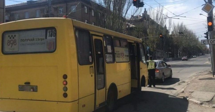 В Мариуполе автобус врезался в иномарку (ФОТО)