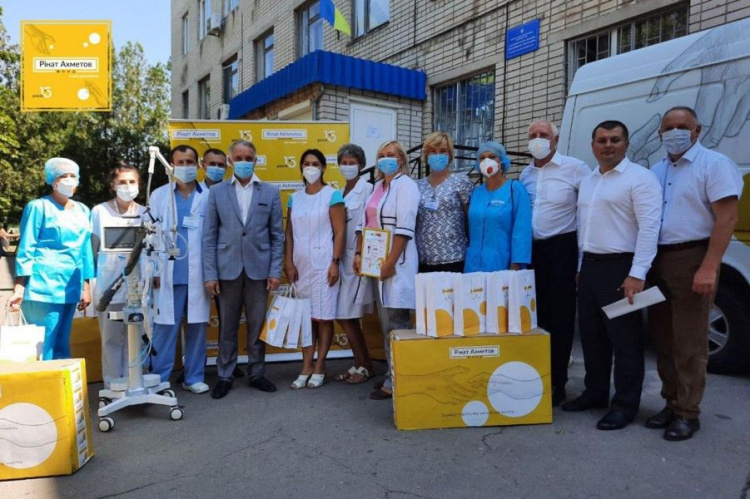 Фонд Рината Ахметова передал пять аппаратов ИВЛ медикам Павлограда