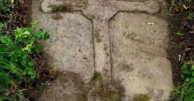 В Мариуполе нашли самое древнее надгробие греков-первопоселенцев (ФОТО)