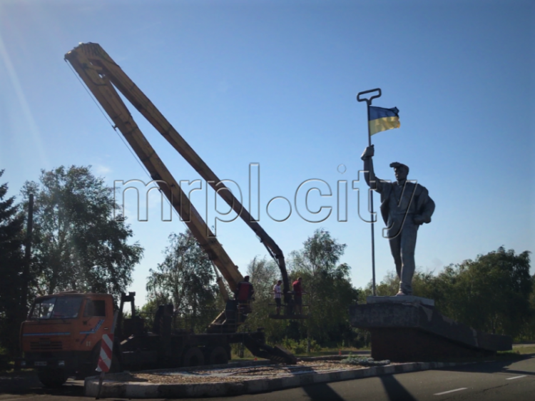 Мариупольский Сталевар встречает гостей города с высоко поднятым флагом Украины