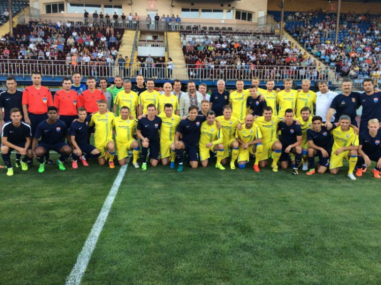 На поле вышли команда «Мариуполь» и сборная легенд, чтобы провести матч вечной памяти (ФОТО+ВИДЕО)
