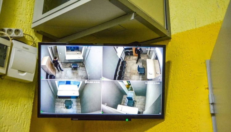 Как в американских фильмах: в Мариуполе создали комнаты опознания с зеркальным стеклом (ФОТО)