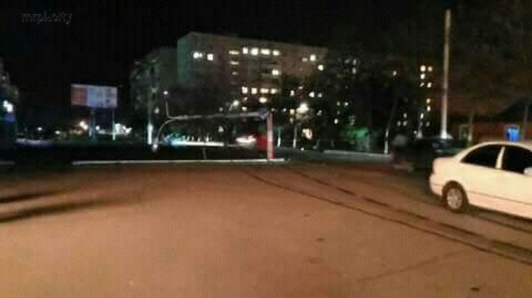Упавший в Мариуполе фонарный столб едва не повредил два автомобиля (ФОТОФАКТ)