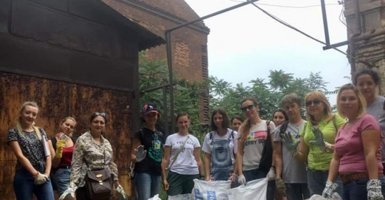 Мариупольцы во время экскурсии по старому городу собрали семь мешков мусора (ФОТО)