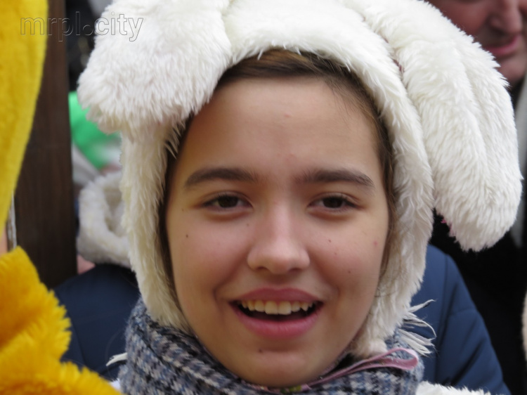 В Мариуполе два Деда Мороза с тремя Снегурочками вывели на парад зверей (ФОТО+ВИДЕО)