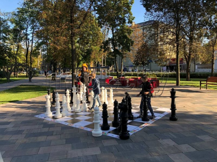 Концерт, выставка ретро-автомобилей и огромные шахматы: как в Мариуполе проходит фестиваль поколений