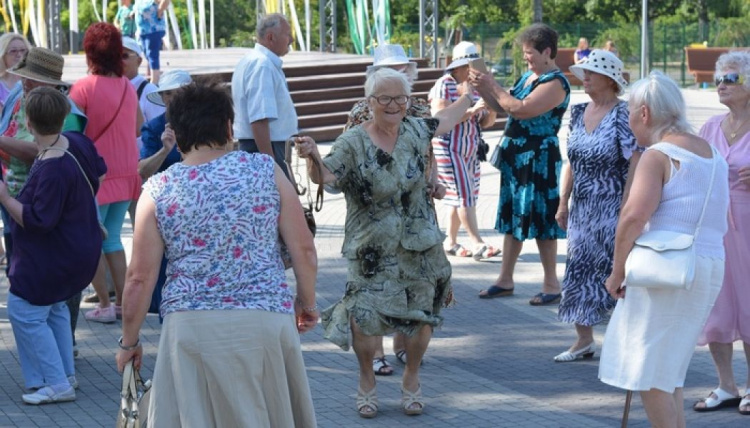В Мариуполе для пенсионеров проходят танцевальные вечера (ФОТО)