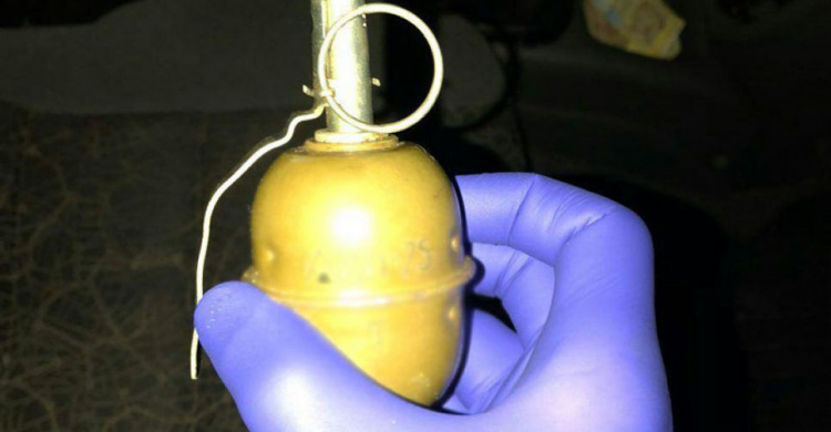 Мариуполец нашел гранату в своей машине (ФОТО)