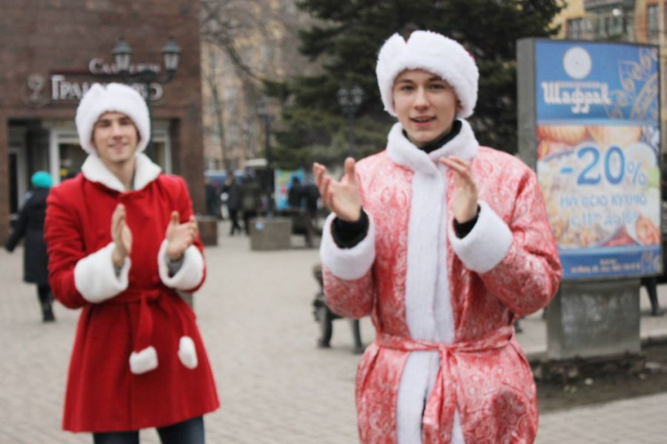 В Мариуполе «новогодний десант» высадился возле памятника Высоцкому (ФОТОФАКТ)