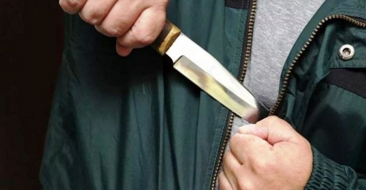 В Мариуполе мужчина пырнул себя ножом из-за маленькой пенсии